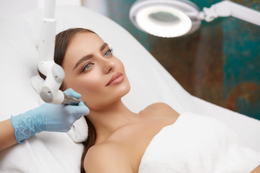 Mujer tratando cara en clínica estética