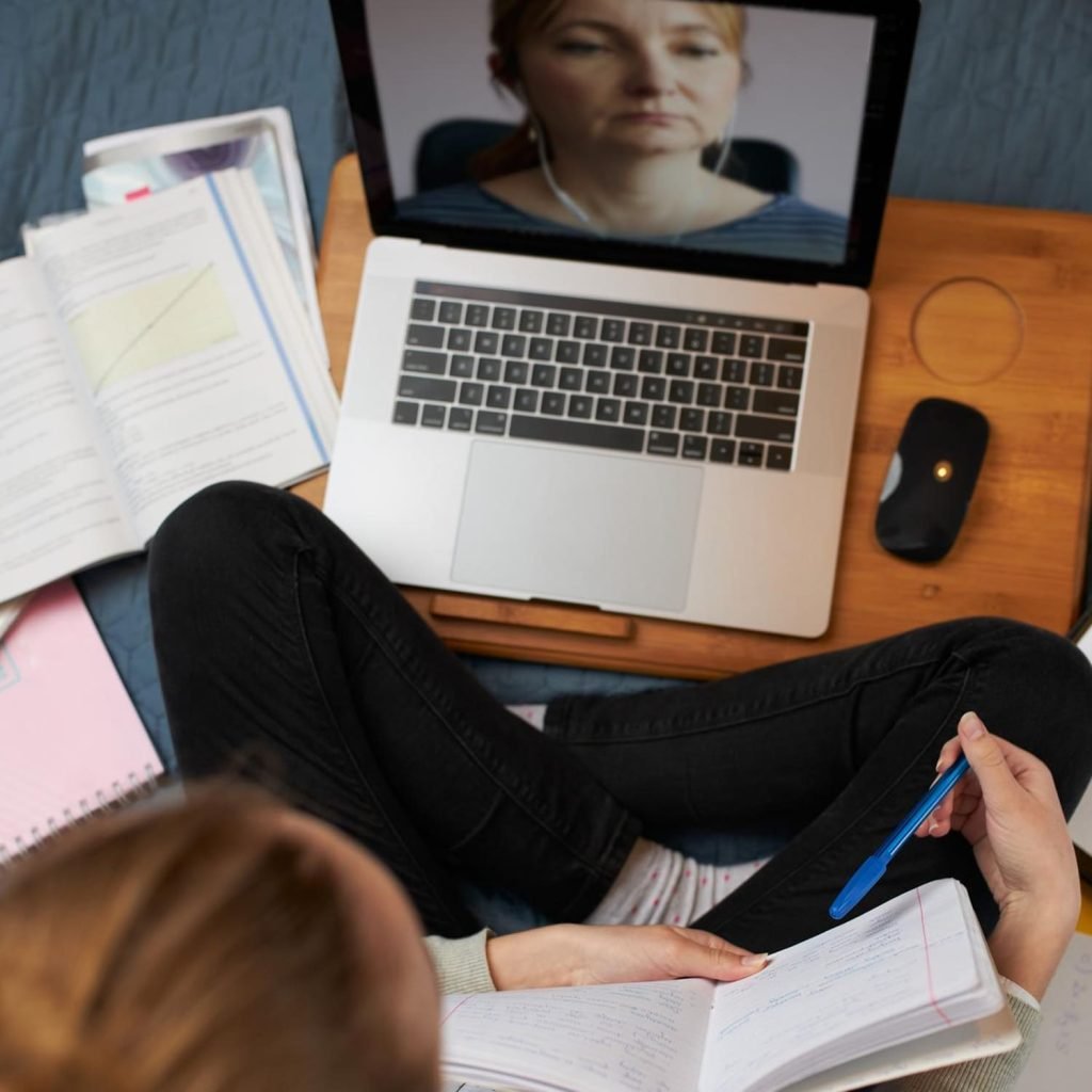 Mujer viendo una clase con el portátil